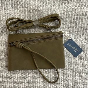 NWT Universal Thread Crossbody Wristlet